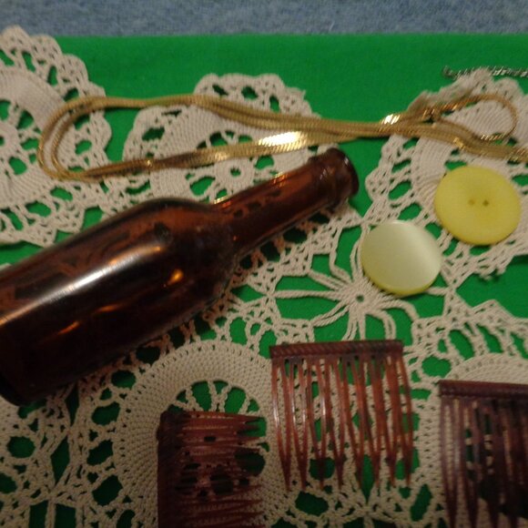 VINTAGE JEWELRY & PARTS PIECES Buttons, Clips, Doily, Bottle Etc. Lot - Picture 5 of 15